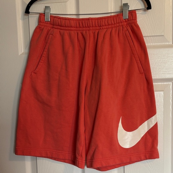 Nike Club men’s coral 9” inseam athletic shorts size small - Picture 1 of 9